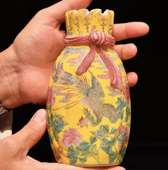  Imperial vase in Chinese glass, sold for over 20 million euros