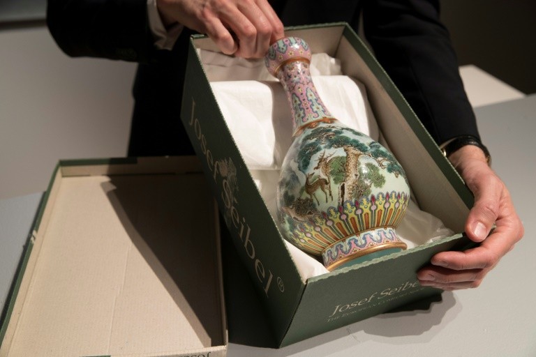 Vase chinois en porcelaine créé pour l’empereur Qianlong, vendu à plus de 16 millions d'euros chez Sotheby's 