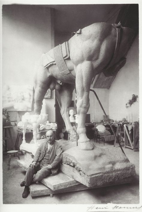 Antoine Bourdelle dans son atelier