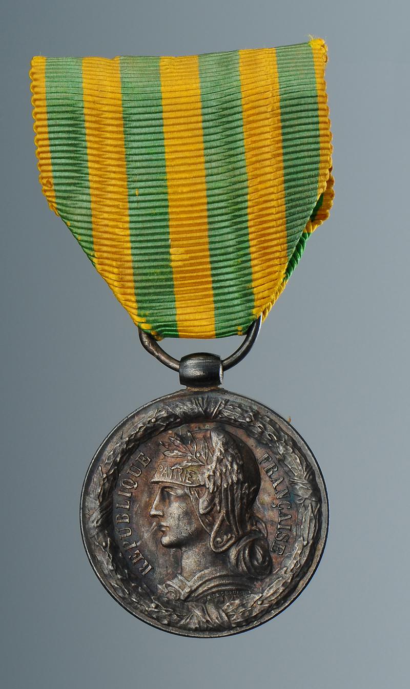 MÉDAILLE COLONIALE FRANÇAISE "COCHINCHINE TONKIN..." - Insigne Militaire D'époque (1816-1913) - Occasion